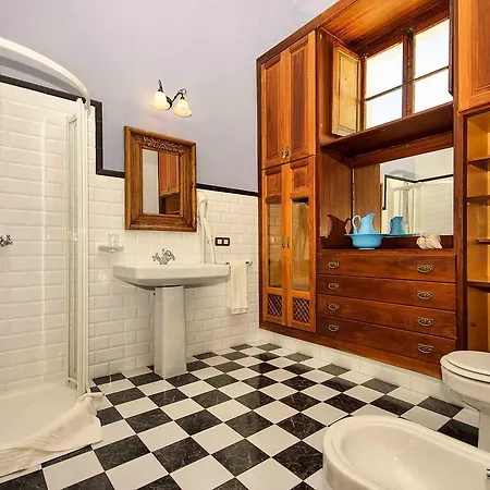 Casa Lola Y Juan, Alacena